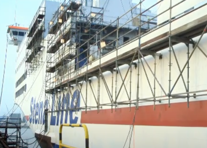 Scaffolding built on outside of vessel