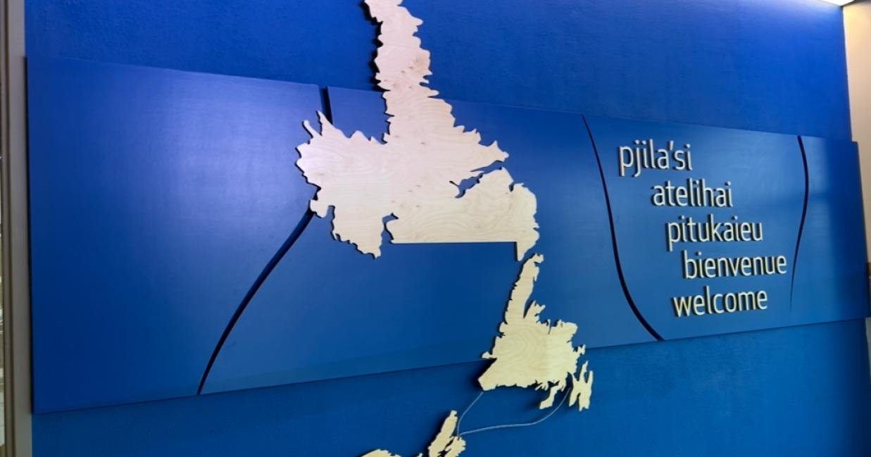 Carte murale de Terre-Neuve-et-Labrador et de la Nouvelle-Écosse avec des mots de bienvenue en langues autochtones, en français et en anglais.